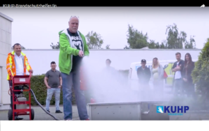 Mann löscht mit einem Feuerlöscher