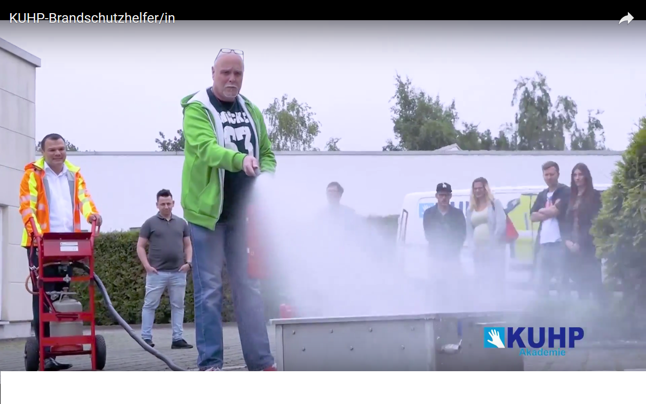 Mann löscht mit einem Feuerlöscher