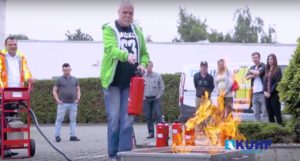 Praktische Feuerlöschübung im Rahmen einer Brandschutzhelfer Schulung der KUHP Akademie.