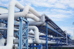 Closeup of industrial pipelines around a factor on a sunny day Pipeline HSE Shutdown Turnaround Stillstand KUHP Akademie