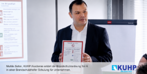 Muhlis Sahin von der KUHP Akademie erklärt die Brandschutzordnung Teil A im Rahmen einer Brandschutzhelfer Schulung für Unternehmen.