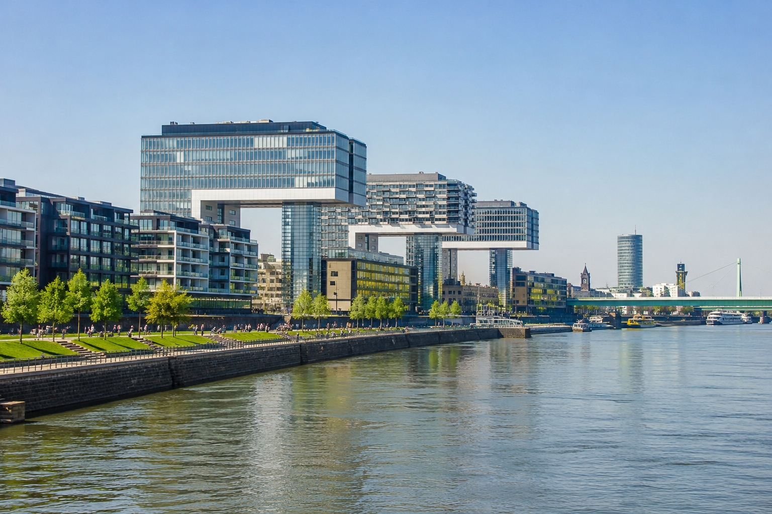Moderne Gebäude an der Rheinpromenade in Köln bei sonnigem Wetter