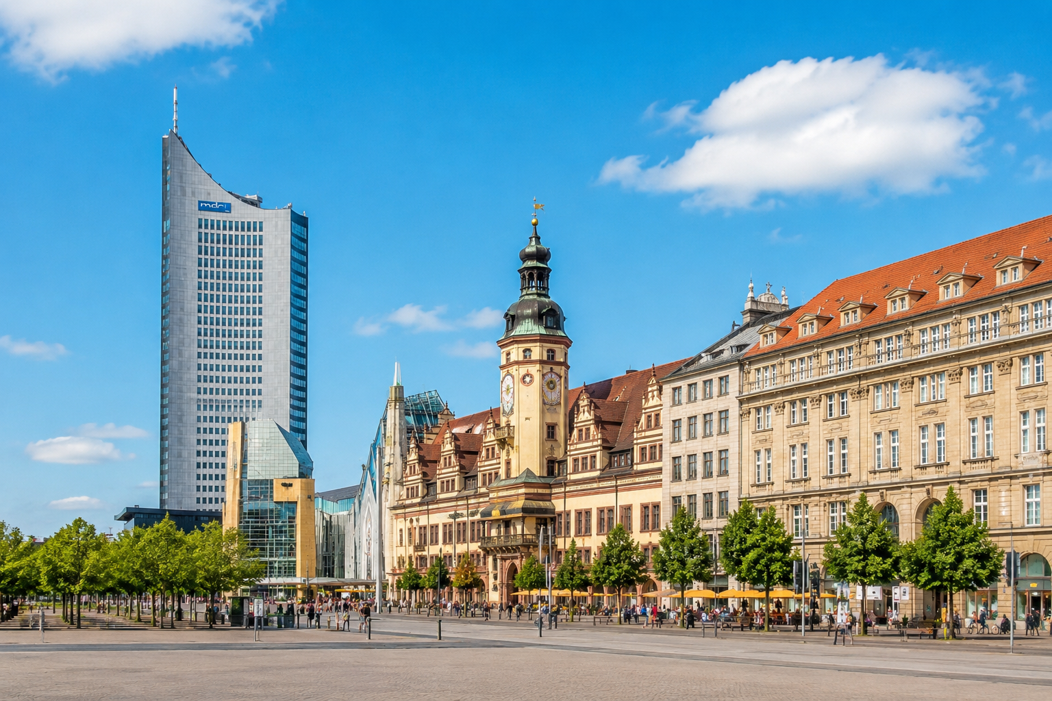 Leipziger Innenstadt mit moderner Architektur und historischem Rathaus bei sonnigem Wetter